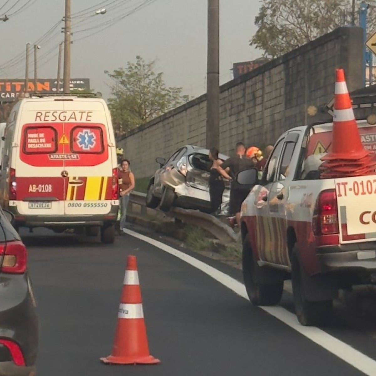 Acidente entre dois carros e moto deixa uma pessoa ferida e bloqueia faixa da Rodovia Anhanguera, em Campinas