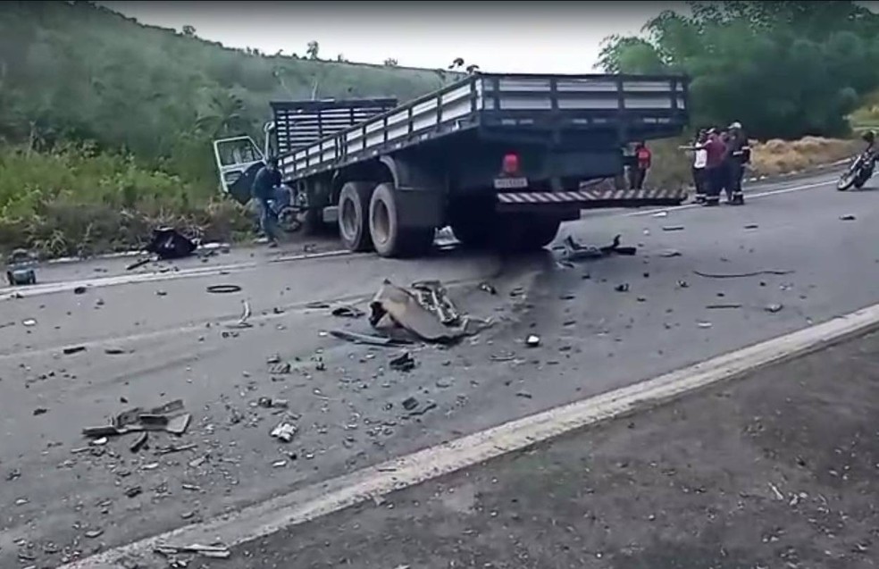 Batida entre carro e caminhão deixa mortos na Bahia — Foto: Reprodução/Redes Sociais