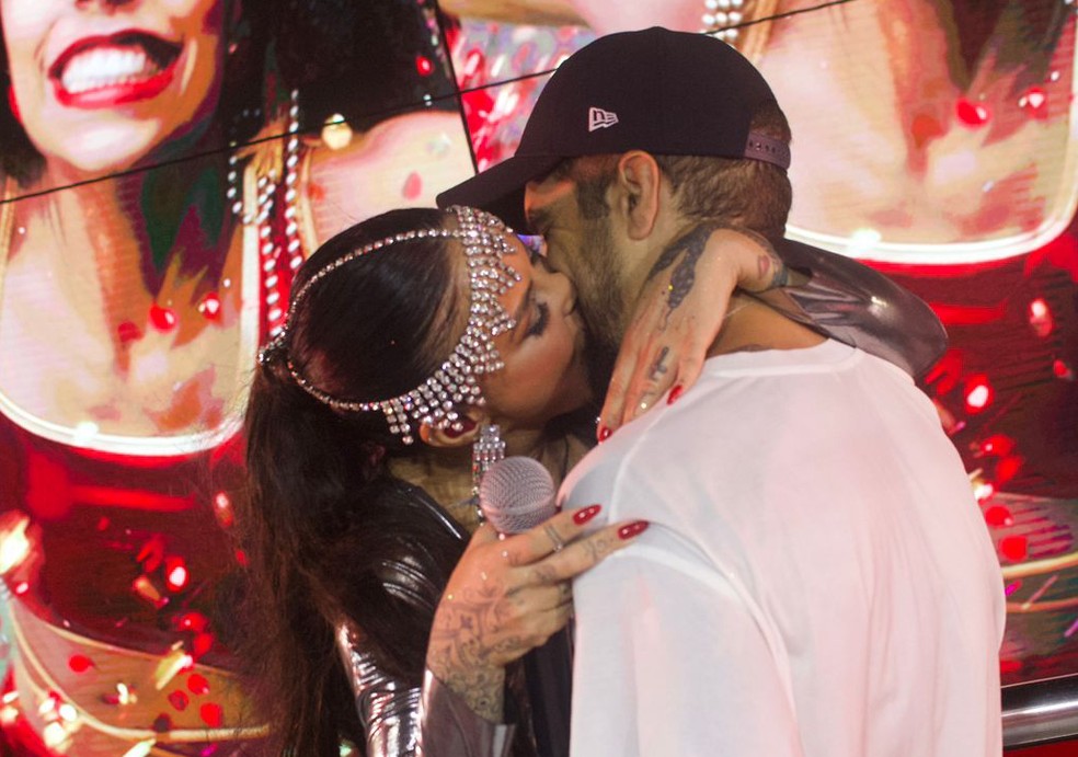 Alinne Rosa e Caio Castro beijam muito no carnaval de Salvador &mdash; Foto: Rom&aacute;rio Carvalho