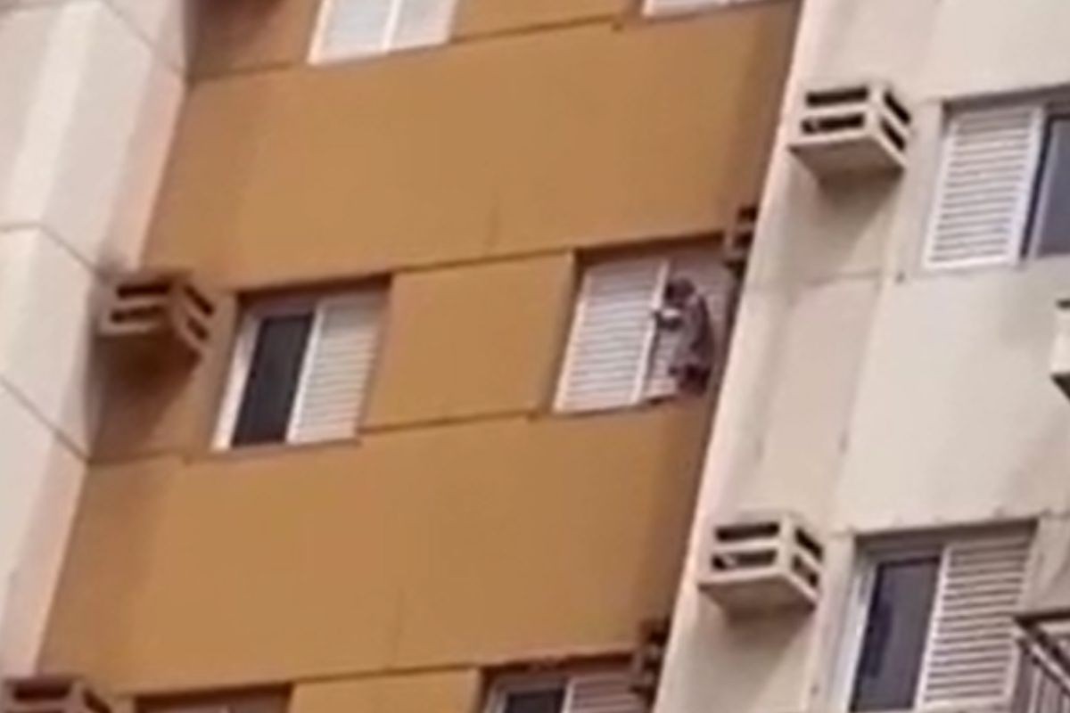 VÍDEO: criança fica pendurada em janela do 8º andar de prédio em Cuiabá e assusta vizinhos