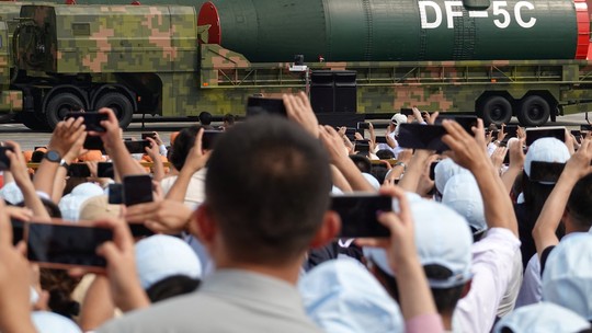 Ogivas, mísseis, lasers, drones: veja FOTOS de desfile militar na China - Cerimônia para marcar o 80º aniversário da derrota do Japão na Segunda Guerra Mundial ocorreu no Portão da Paz Celestial, em Pequim, nesta quarta-feira (3).
