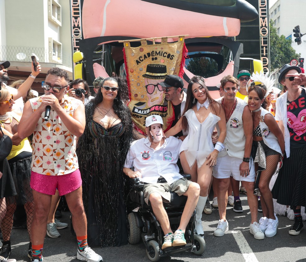 Marcelo Rubens Paiva é homenageado no bloco Baixo Augusta em SP — Foto: Tomzé Fonseca/ Agnews