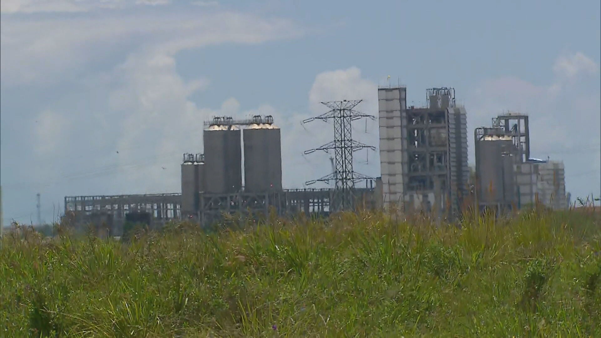 Insônia, dor de cabeça e 'olhos queimando': moradores relatam mal estar com cheiro de gases da Refinaria Abreu e Lima