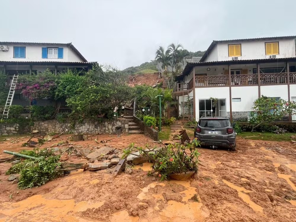 Deslizamento de terra atinge duas casas em Búzios após parte de muro desabar