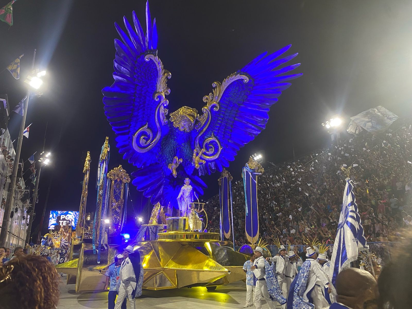 Mangueira e Portela abrem desfile das campeãs do Carnaval do Rio; veja os destaques