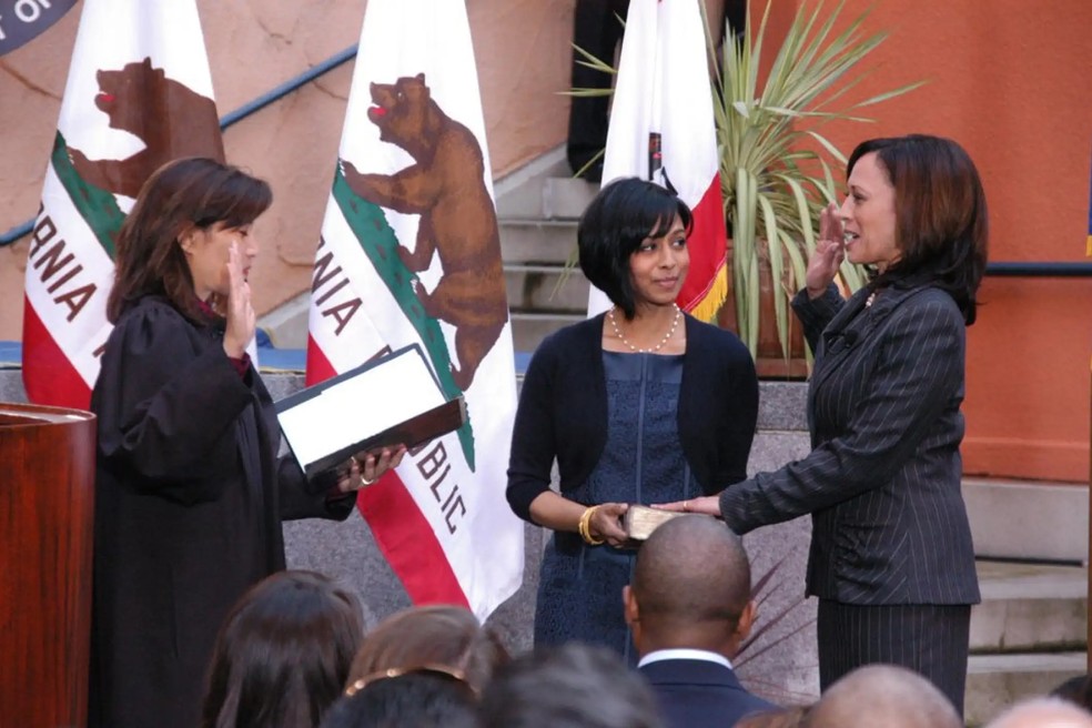 Em imagem de arquivo, Kamala Harris faz juramento para o cargo de produradora-geral da Califórnia ao lado da irmã, Maya. — Foto: Divulgação/ Kamala Harris