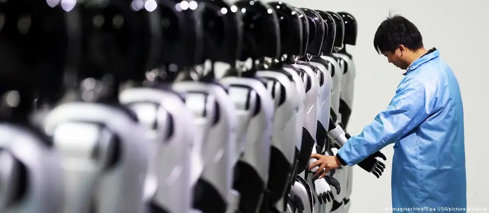 China vendeu quase 11,6 mil robôs humanoides em 2025, contra apenas algumas centenas de empresas americanas — Foto: Imaginechina/Sipa USA/picture alliance