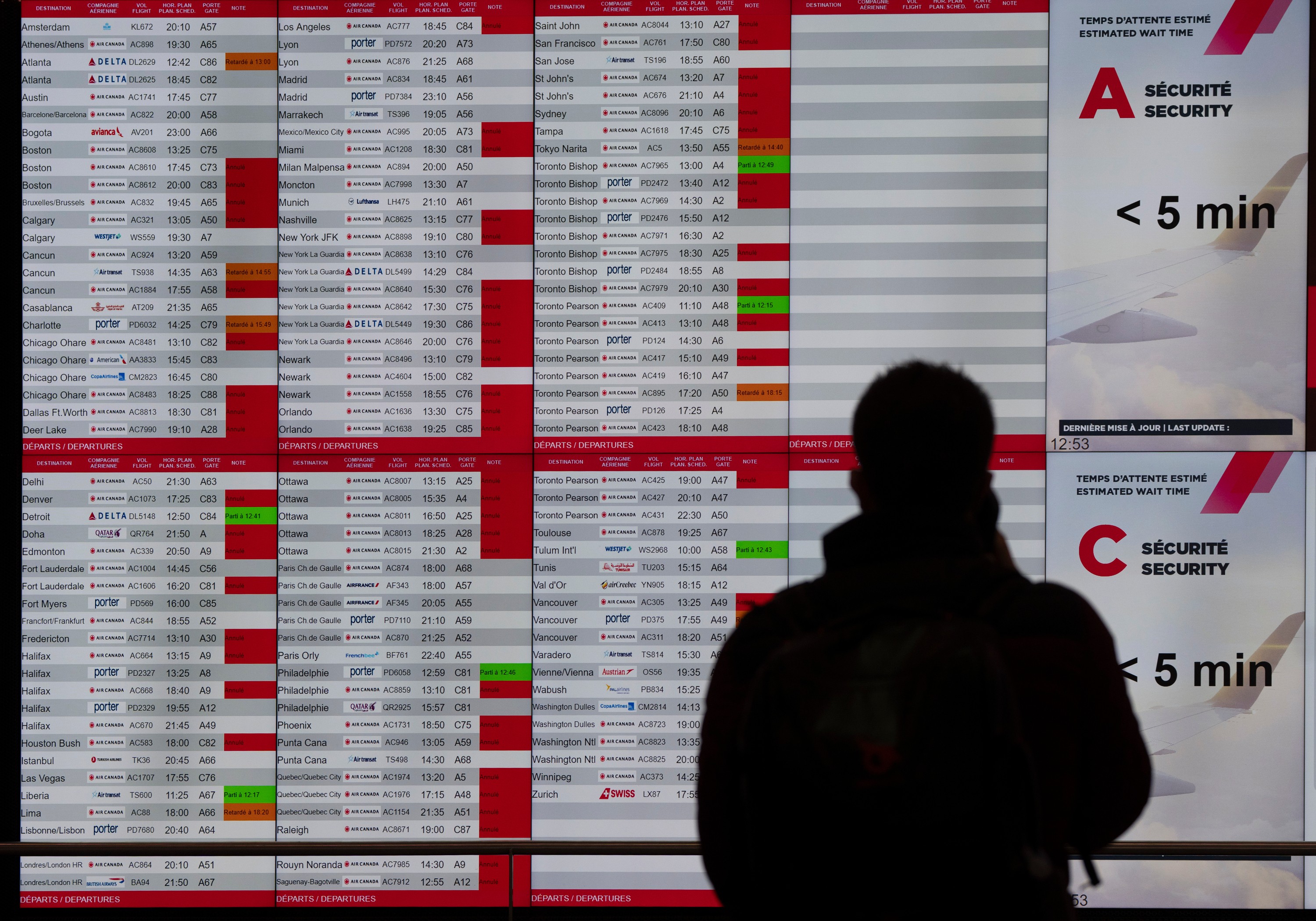 Aeroporto de Montreal reduz número de voos por pacote suspeito 