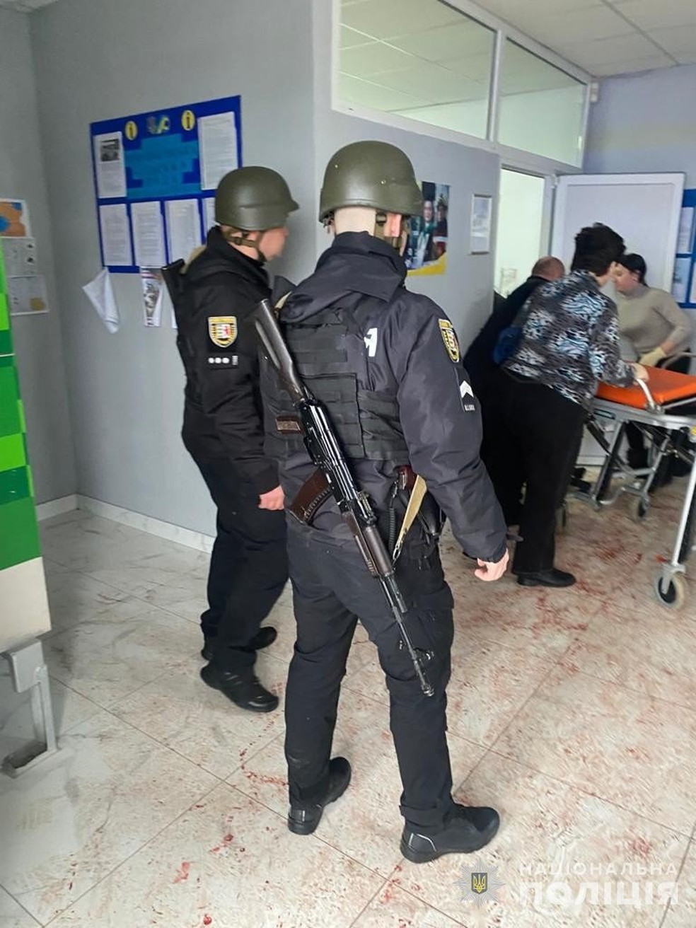 Policiais dentro de prédio na cidade de Transcárpia, no oeste da Ucrânia — Foto: Reprodução/Polícia Nacional da Ucrânia