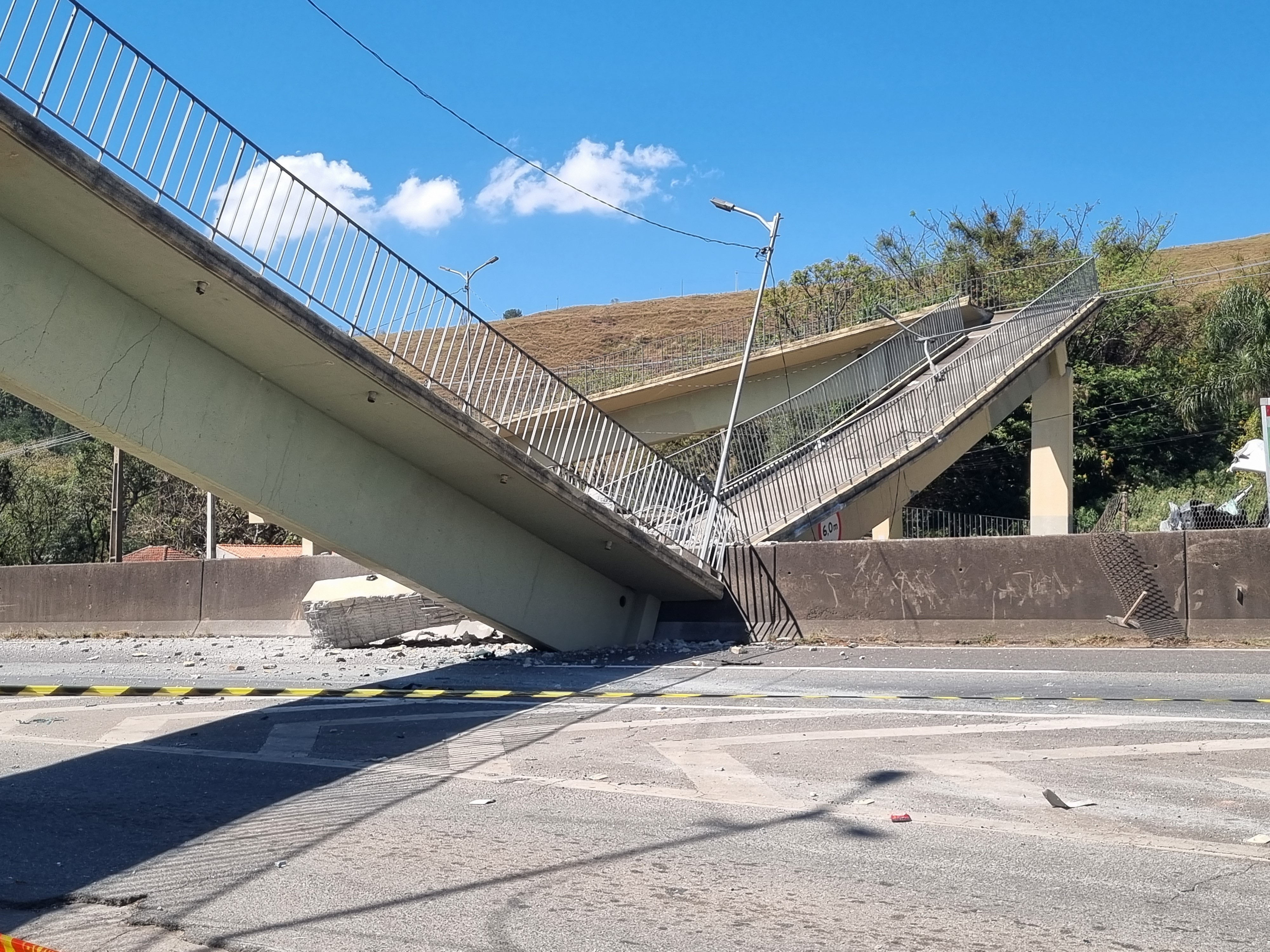 Queda de passarela na Fernão Dias causa congestionamento entre SP e MG; veja rotas alternativas