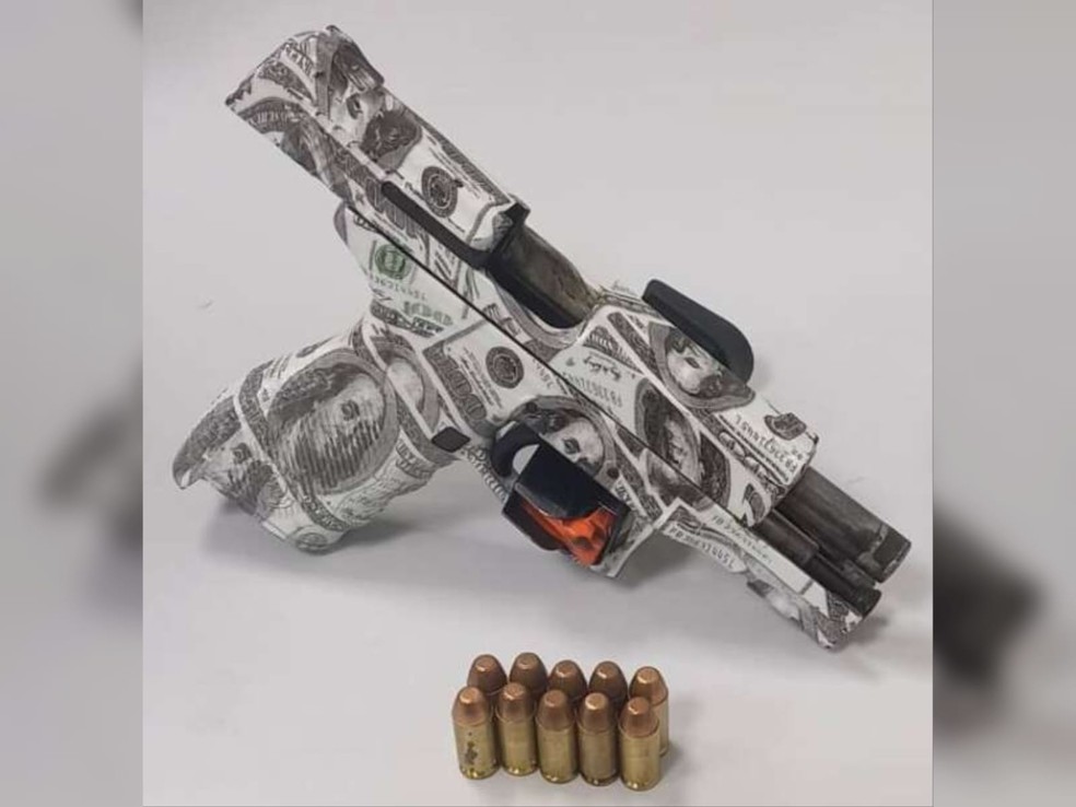 Homem é preso por fazer a ex-namorada refém sob a mira de arma em apartamento, em Fortaleza. — Foto: Polícia Militar/ Divulgação