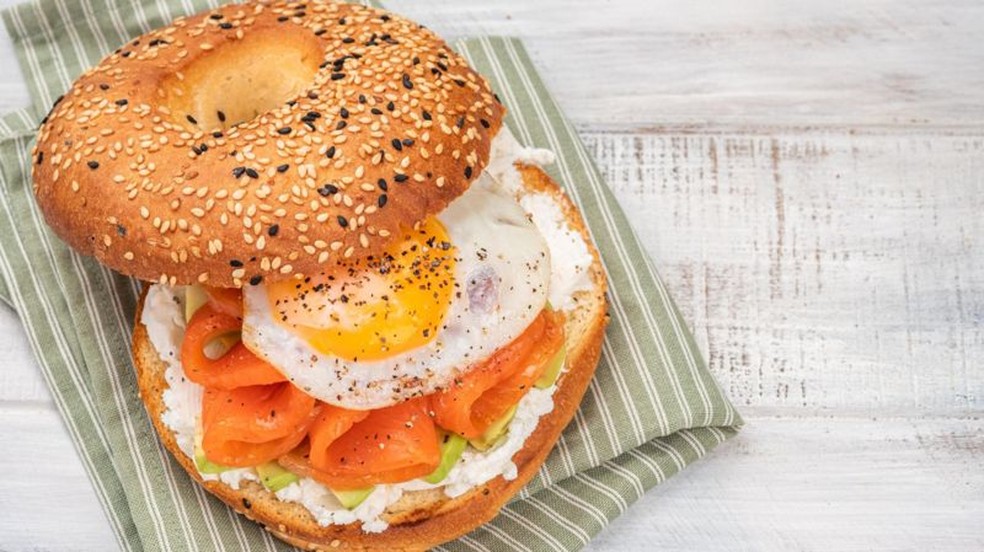 Alimentos com 'gorduras boas' incluem ovos, abacate e salmão — Foto: Getty Images via BBC