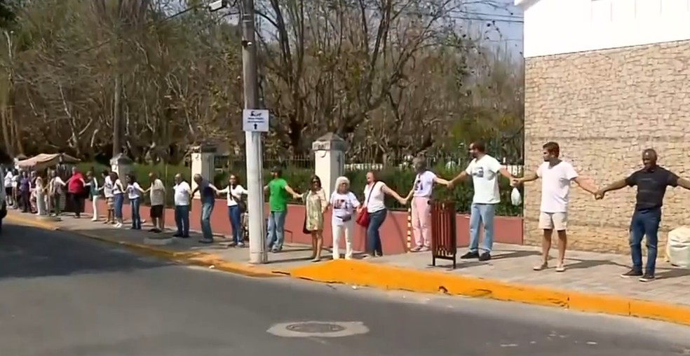 Grupo faz manifestação contra a concessão do Parque das Águas em Caxambu, MG — Foto: Reprodução / EPTV