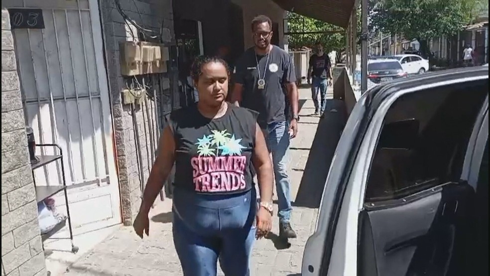 Jéssica Barbosa da Silva foi presa em flagrante por exercício ilegal da profissão e crimes contra o consumidor — Foto: Reprodução/TV Globo