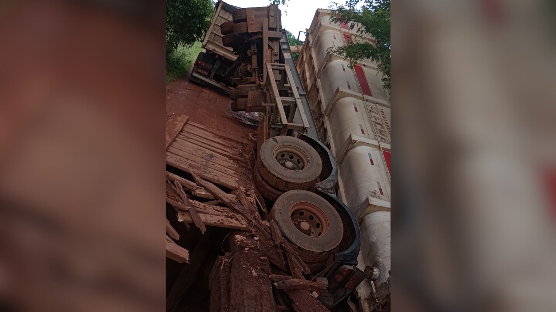 VÍDEO: Ponte de madeira desaba e carreta bitrem carregada com feijão tomba em córrego