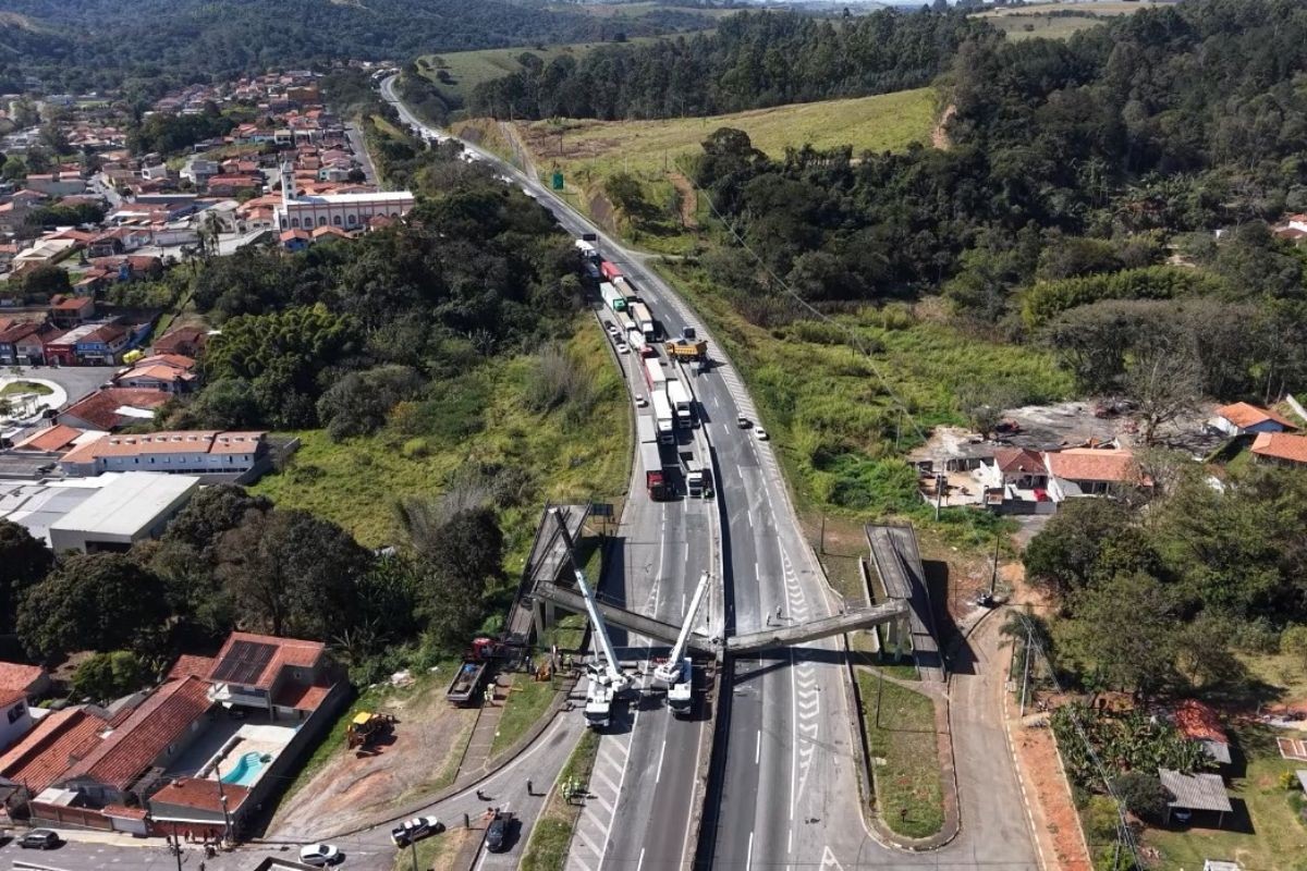 Veja como ficou passarela atingida por caminhão e congestionamento na Fernão Dias; acidente deixou dois mortos