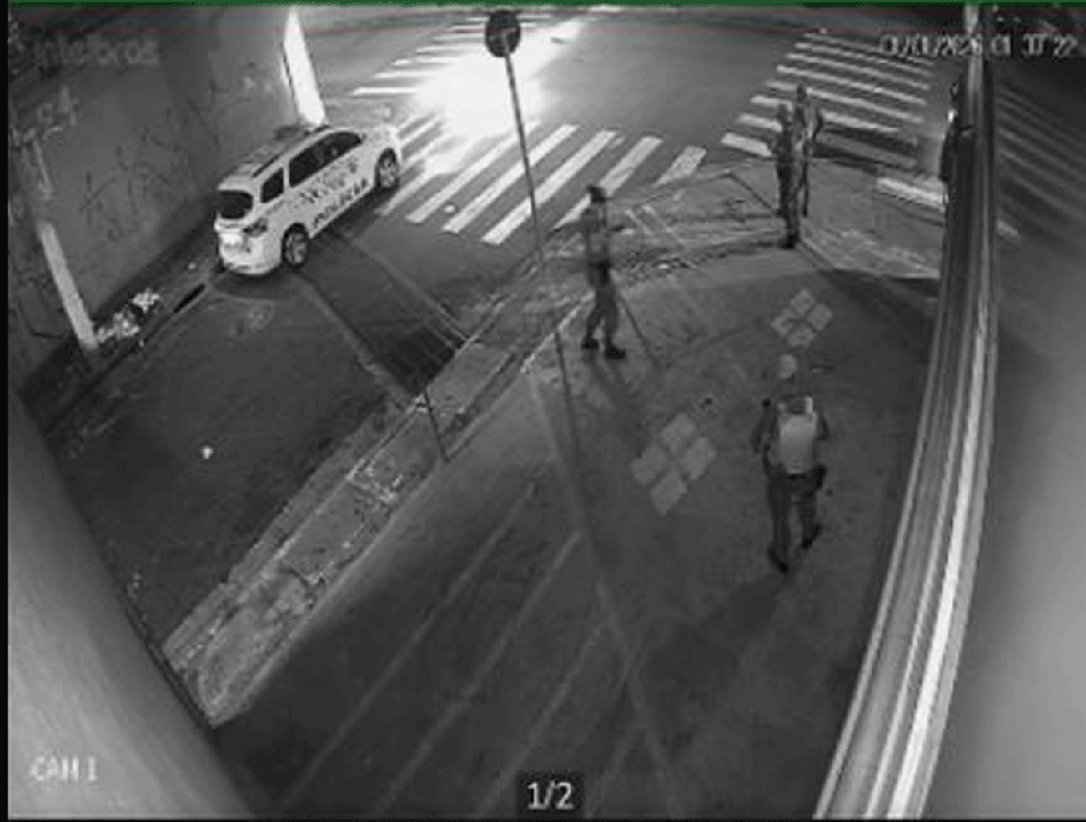 Viatura da PM com policiais aparece do lado de fora da farmácia. Agentes entraram, foram embora e estabelecimento voltou as ser furtado mais três vezes — Foto: Reprodução