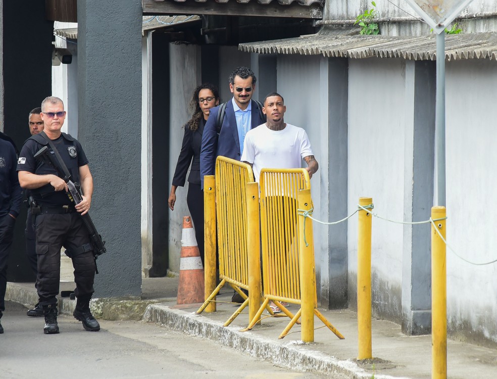 O funkeiro Poze do Rodo ao deixar o Complexo de Bangu — Foto: Webert Belicio / Agnews