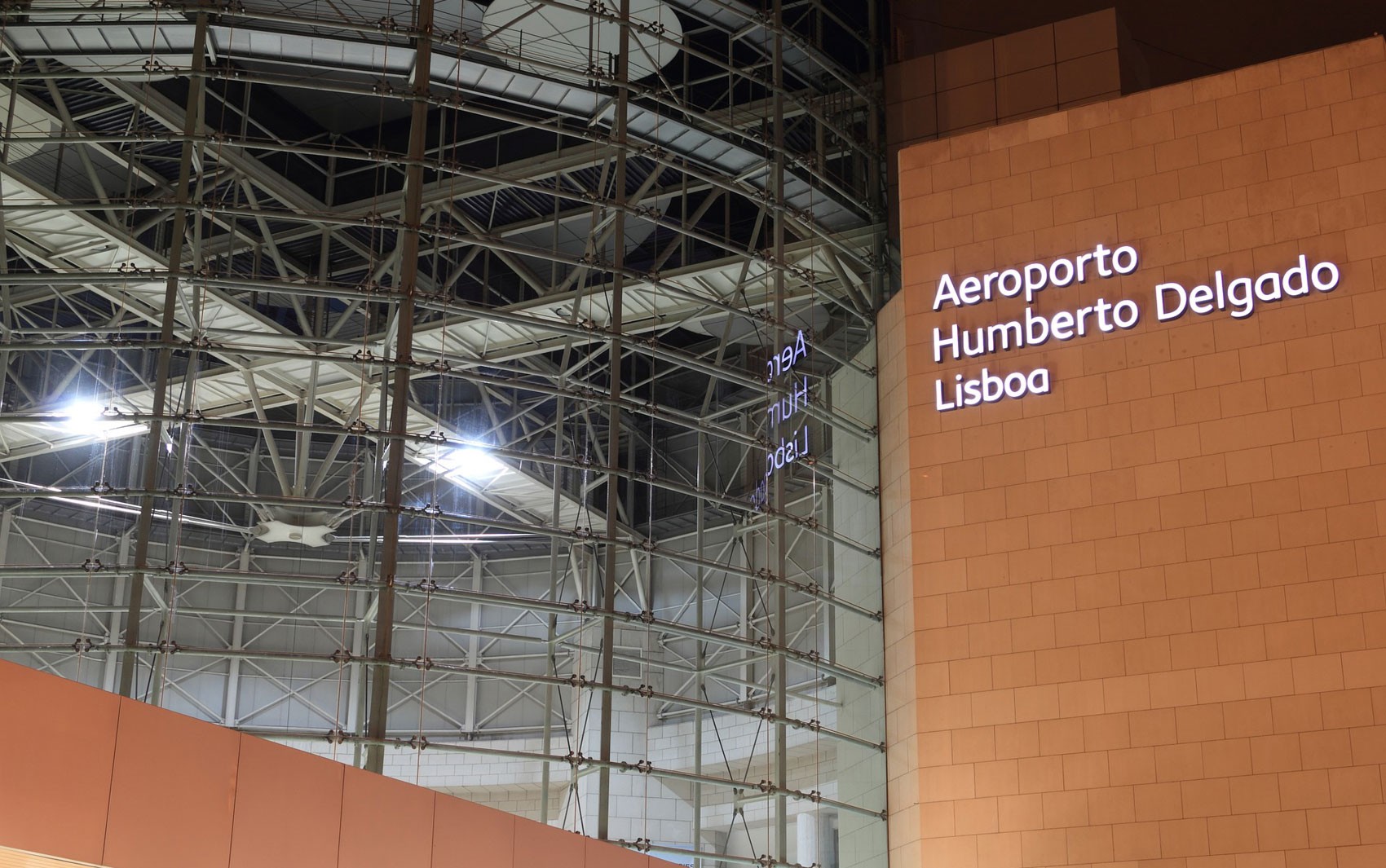 Brasileira é deportada de Portugal ao voltar de férias; marido e filhos crianças ficam na Europa  