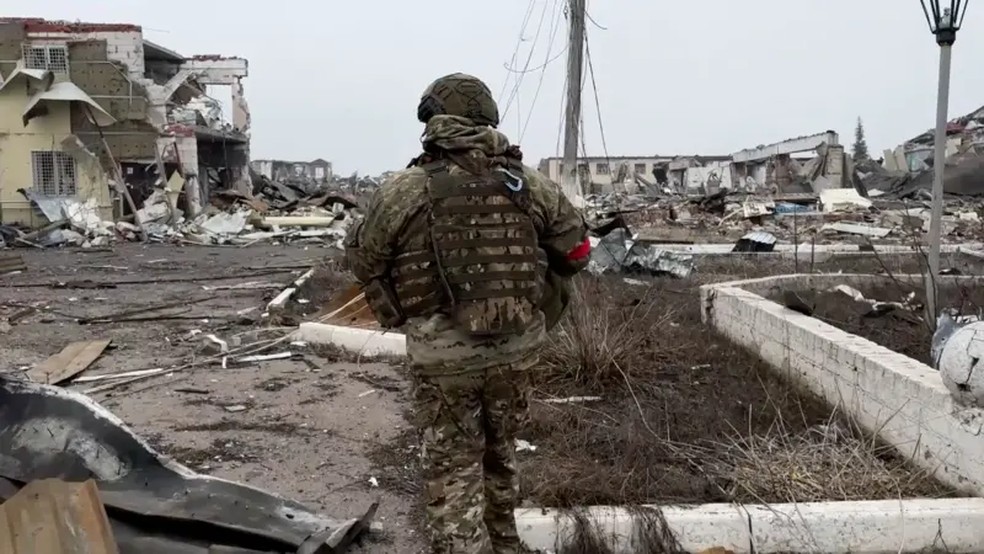 Soldado russo caminhando em Malaya Loknya, Kursk — área onde ações recentes de Moscou têm animado Putin. — Foto: Ministério da Defesa da Rússia via Reuters