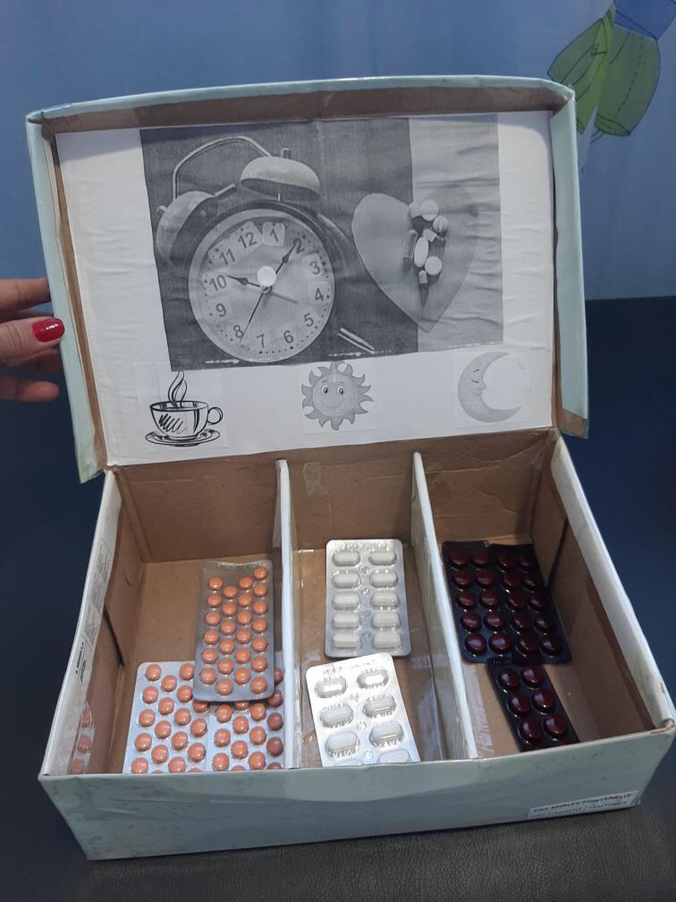 Enfermeira cria caixas ilustradas para ajudar idosos a tomar
