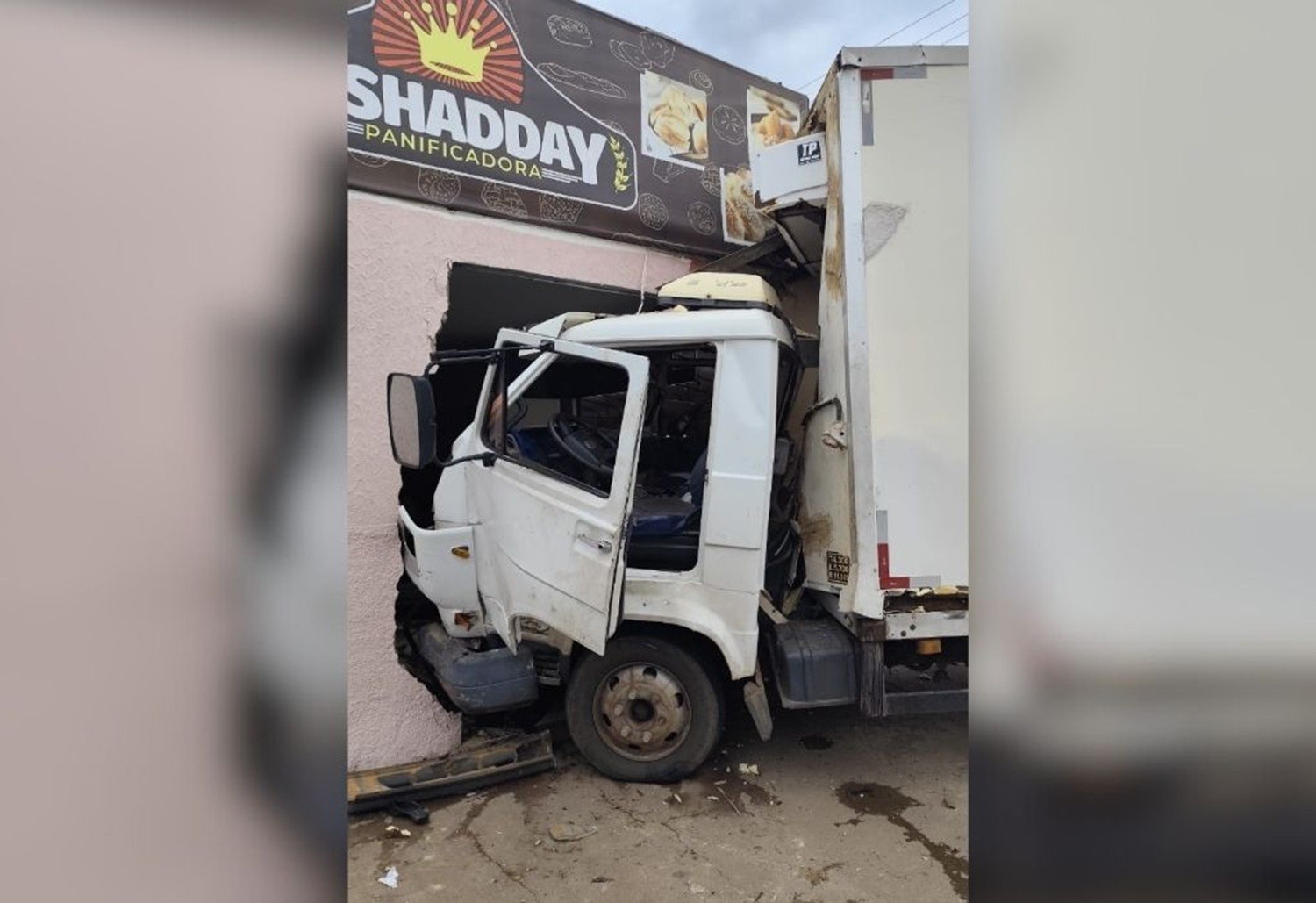 Caminhão invade padaria após se envolver em acidente com carro em Gurupi