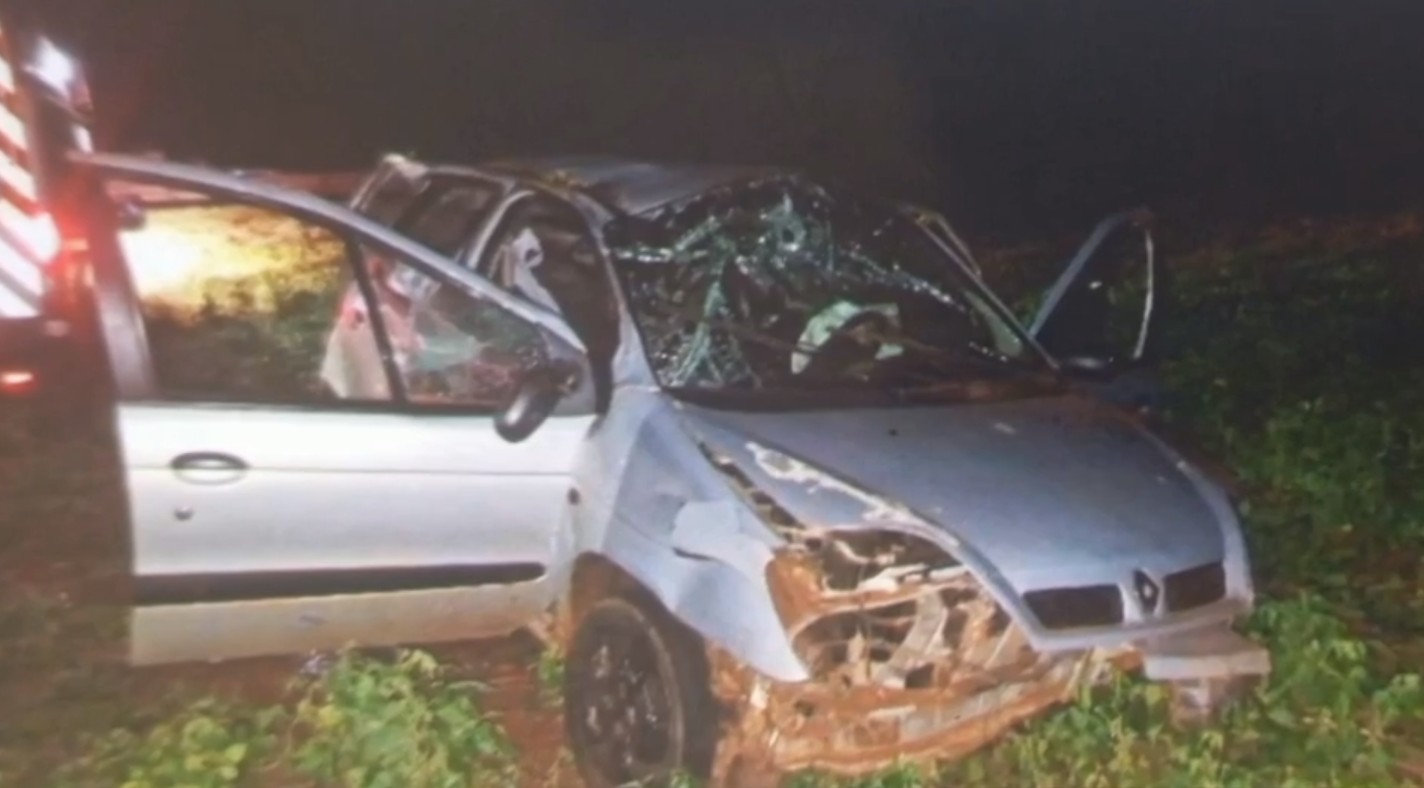 Criança fratura braço em acidente no PR, caminha sozinha por 30 metros e consegue socorro para outras vítimas