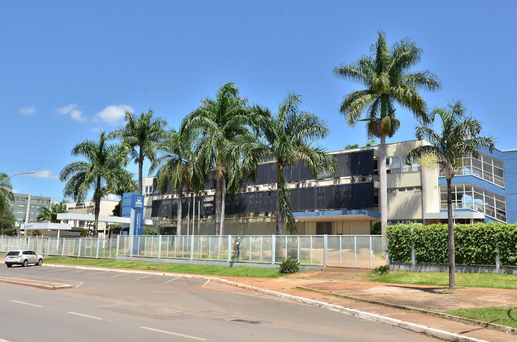 Monitora de escola particular do DF denuncia ataques racistas por aluno de 11 anos: 'escravizada'