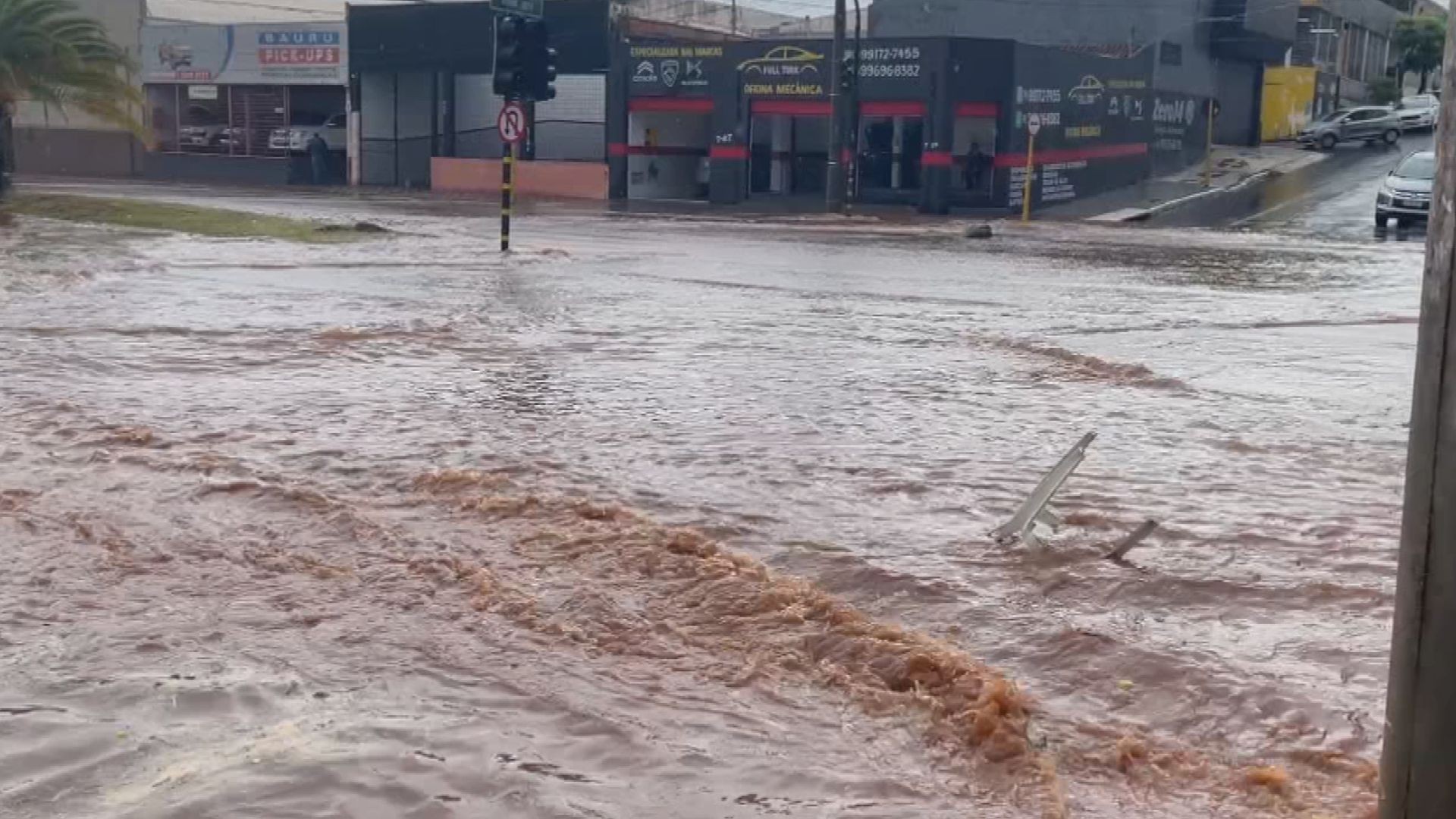 Temporal causa alagamentos na avenida Nações Unidas e interdição de viaduto em Bauru 