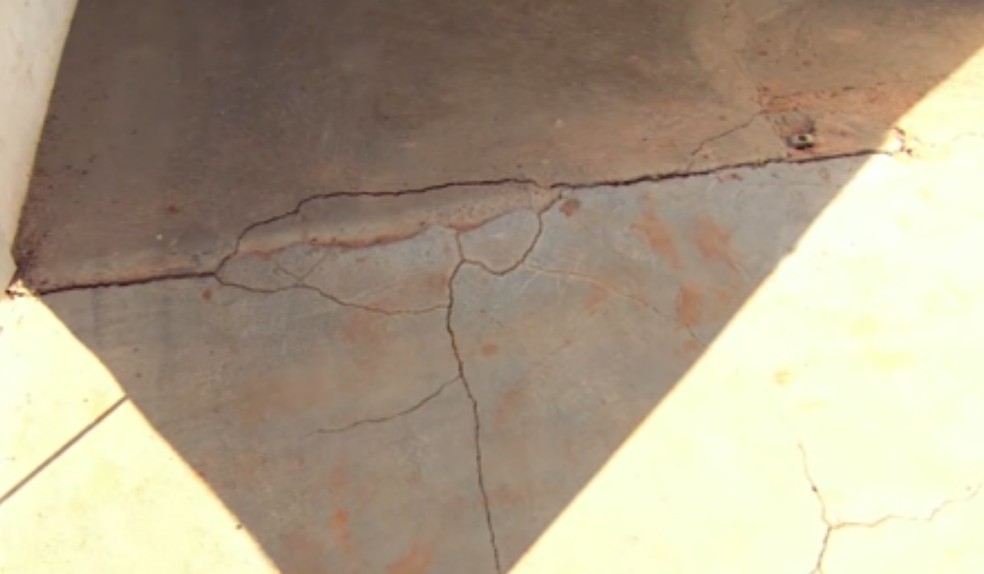 Moradores de Paulínia deixam casas por conta de rachaduras após falha em esgoto — Foto: Reprodução EPTV