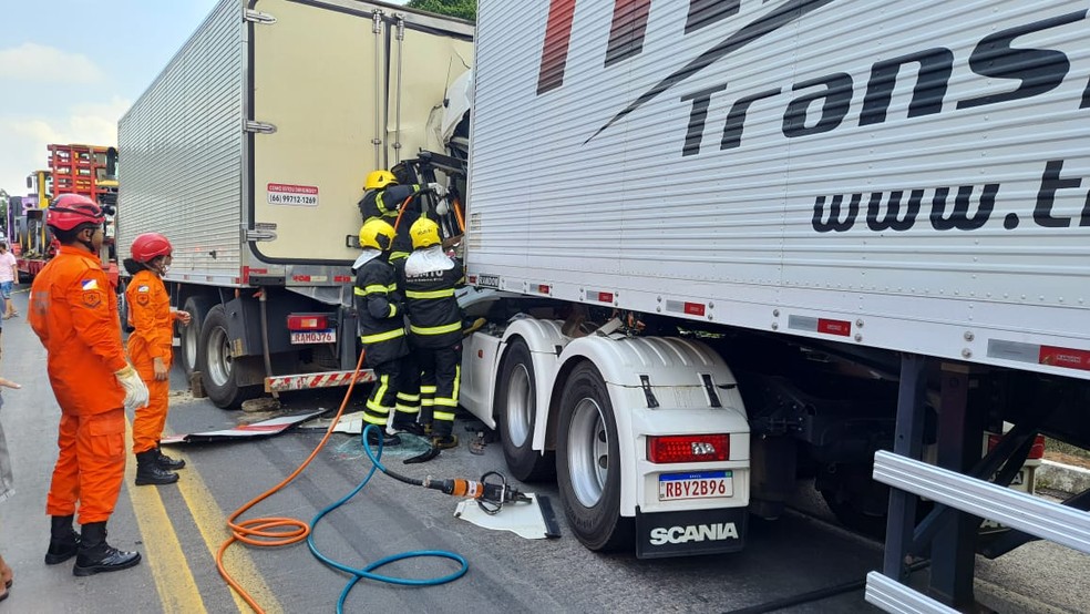 Engavetamento aconteceu em trecho da BR-153 em Araguaína — Foto: Bombeiros/Divulgação