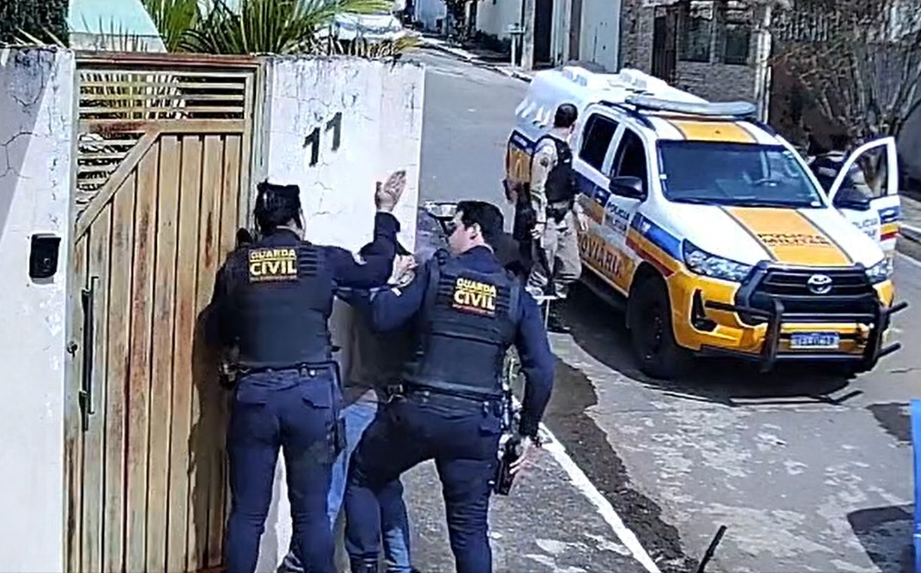Câmera registra guardas municipais dando tapas e socos em adolescente durante abordagem em Boa Esperança, MG
