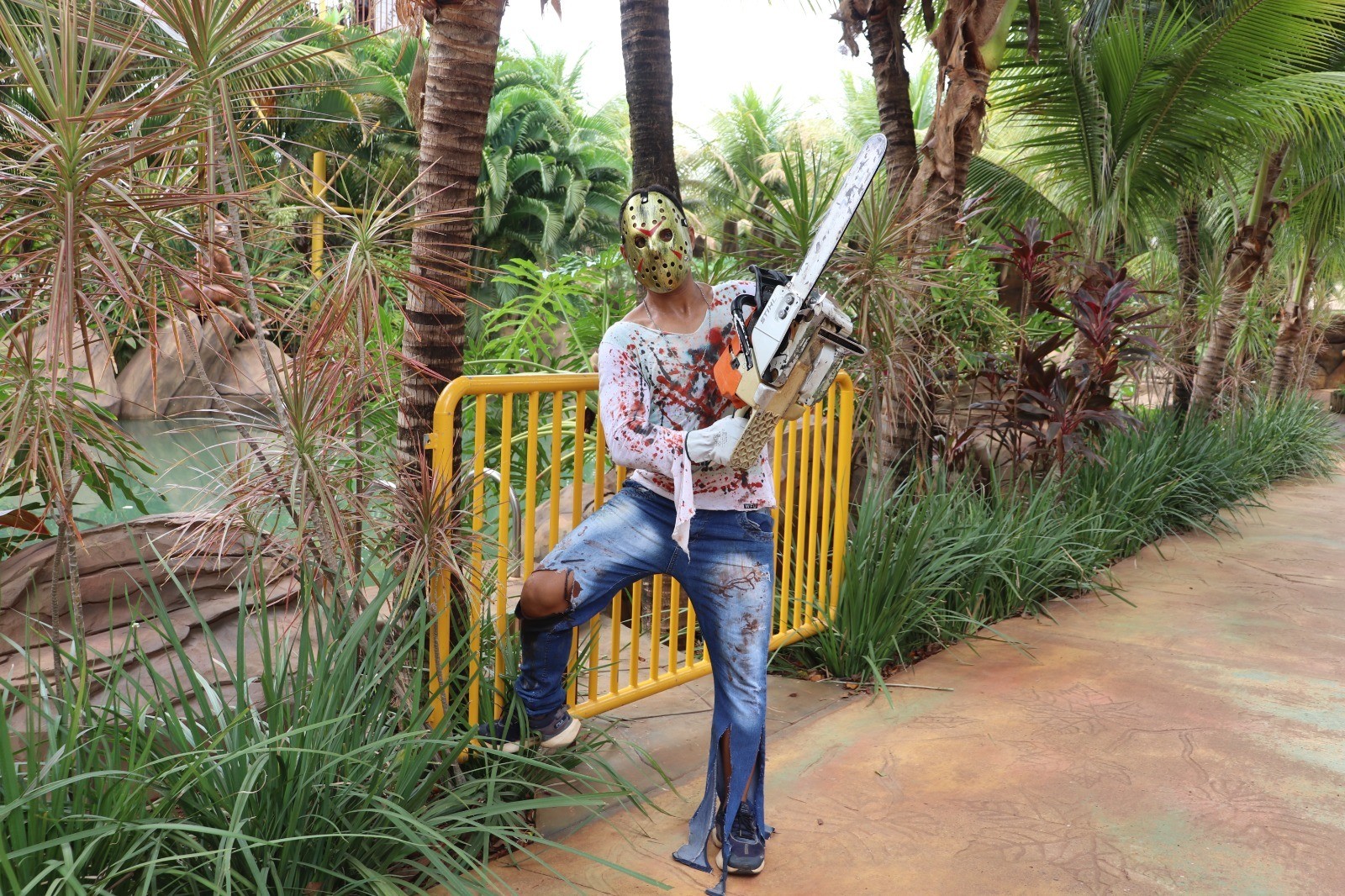 Em clima de Halloween, personagens clássicos do terror 'invadem' parque aquático de Olímpia