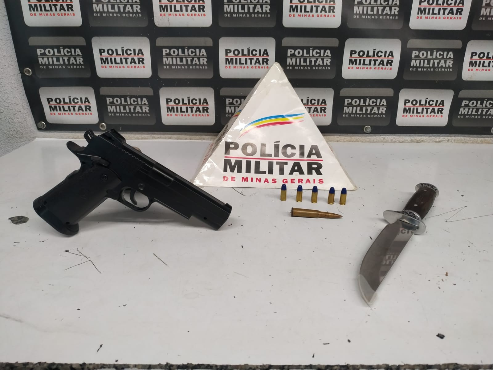 Homem agride ex-namorada e exige dinheiro da família para parar com ameaças em Divinópolis