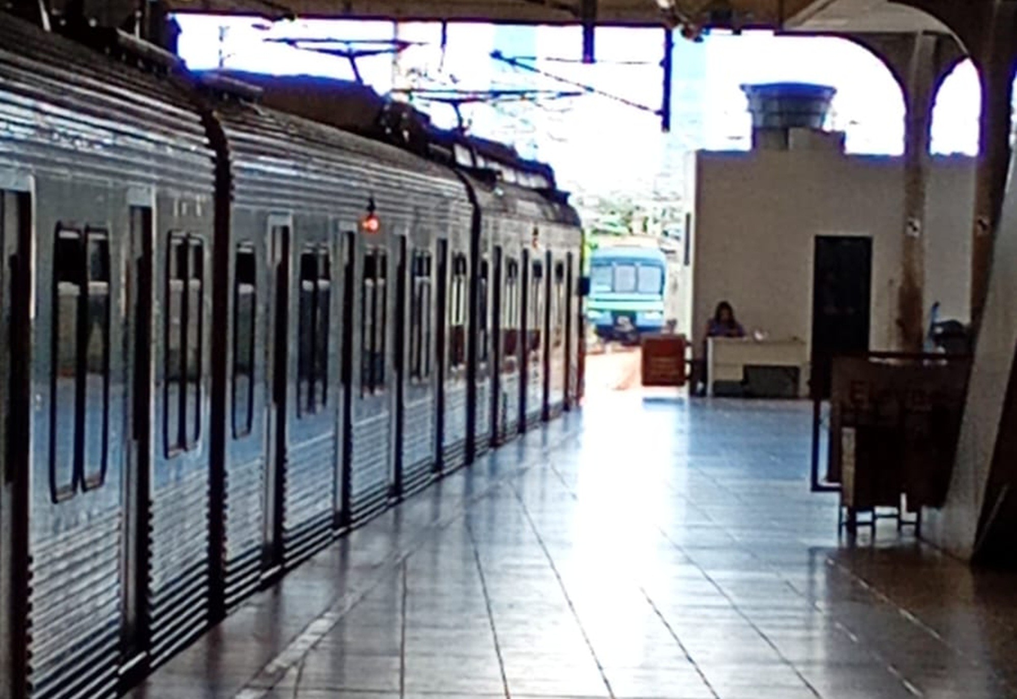 Trem descarrila e estações da Linha Sul são fechadas no Metr