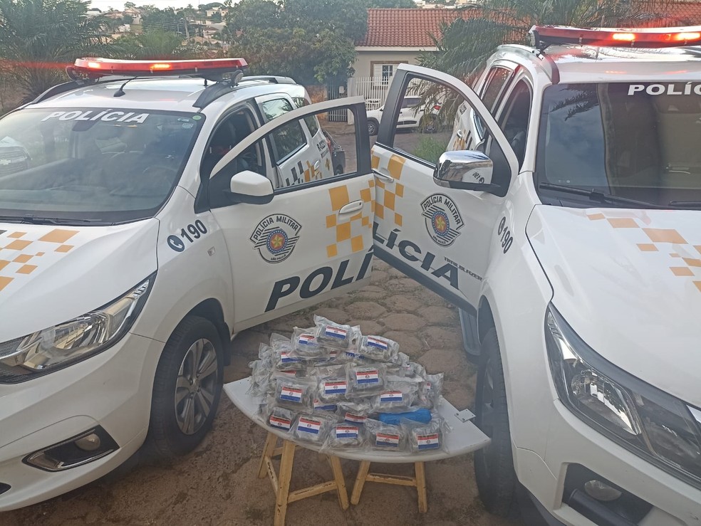 Casal é preso por tráfico de drogas ao ser flagrado com 30 kg de haxixe, em Pirapozinho (SP) — Foto: Polícia Rodoviária