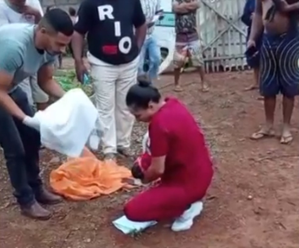 Recém-nascido foi encontrado em lote vago com parte da orelha e das mãos amputados após ser abandonado em Angelândia, no Vale do Jequitinhonha — Foto: Reprodução