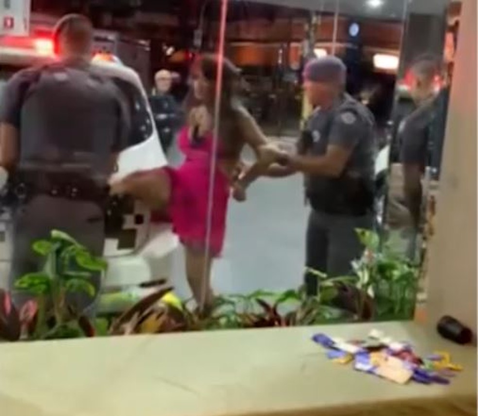 Ex-panicat Ana Paula Leme agrediu policial militar ao ser presa por embriaguez em Campinas — Foto: Reprodução/EPTV