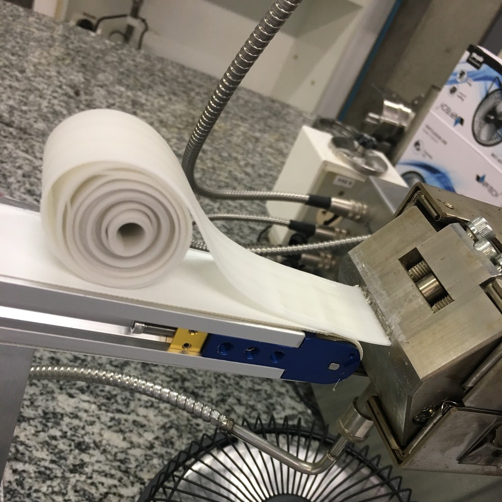 Máquina extrusora produzindo plástico a base de amido de mandioca em laboratório da USP Ribeirão Preto. — Foto: Arquivo Pessoal.