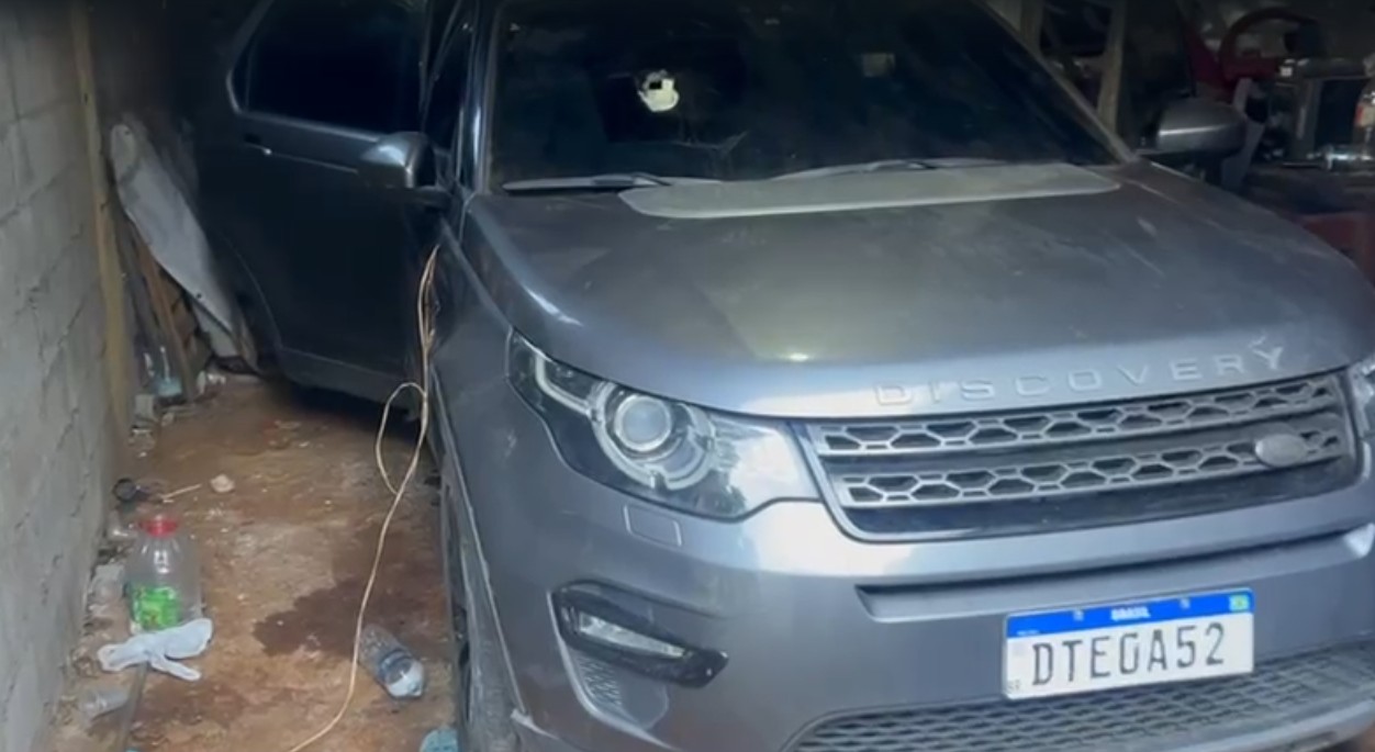 Carro blindado e adaptado para fuzis é apreendido no Dendê