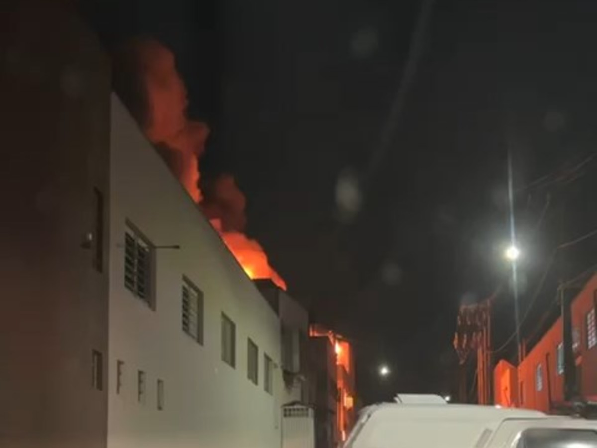 Vídeo mostra fábrica de calçados sendo tomada pelo fogo em MG
