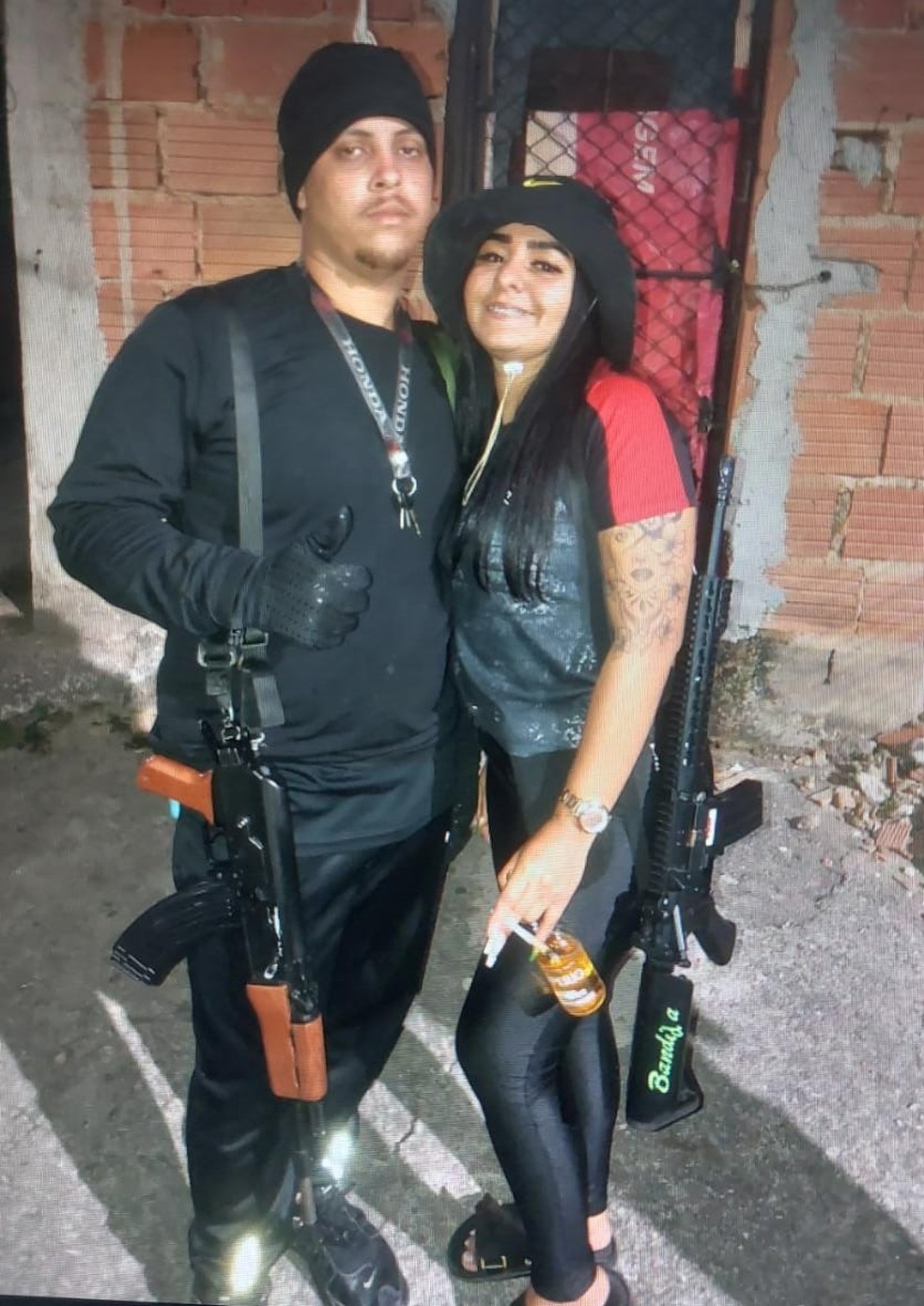 Mulher é presa em ônibus com fuzis, pistolas e munição na mala; carga era  da Rocinha e ia para Salvador | Rio de Janeiro | G1