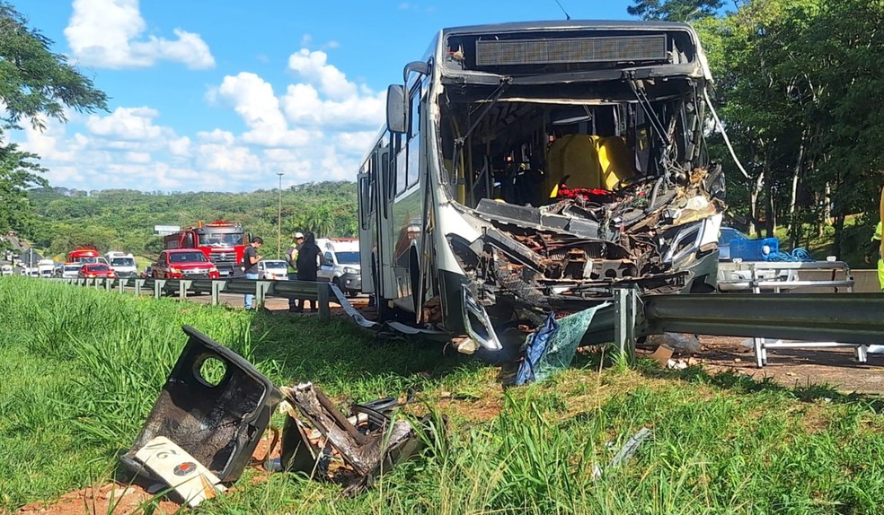 Acidente entre ônibus e caminhão deixa feridos em rodovia que liga Presidente Prudente e Álvares Machado — Foto: Aceituno Jr./TV TEM
