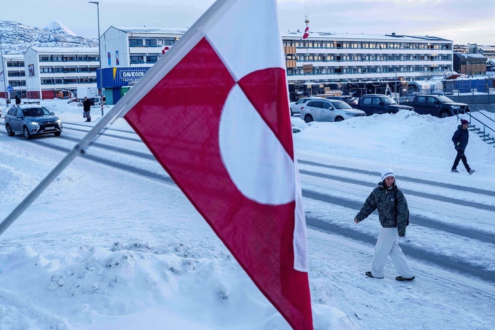 Bandeira da Groenlândia em Nuuk — Foto: Evgeniy Maloletka/AP