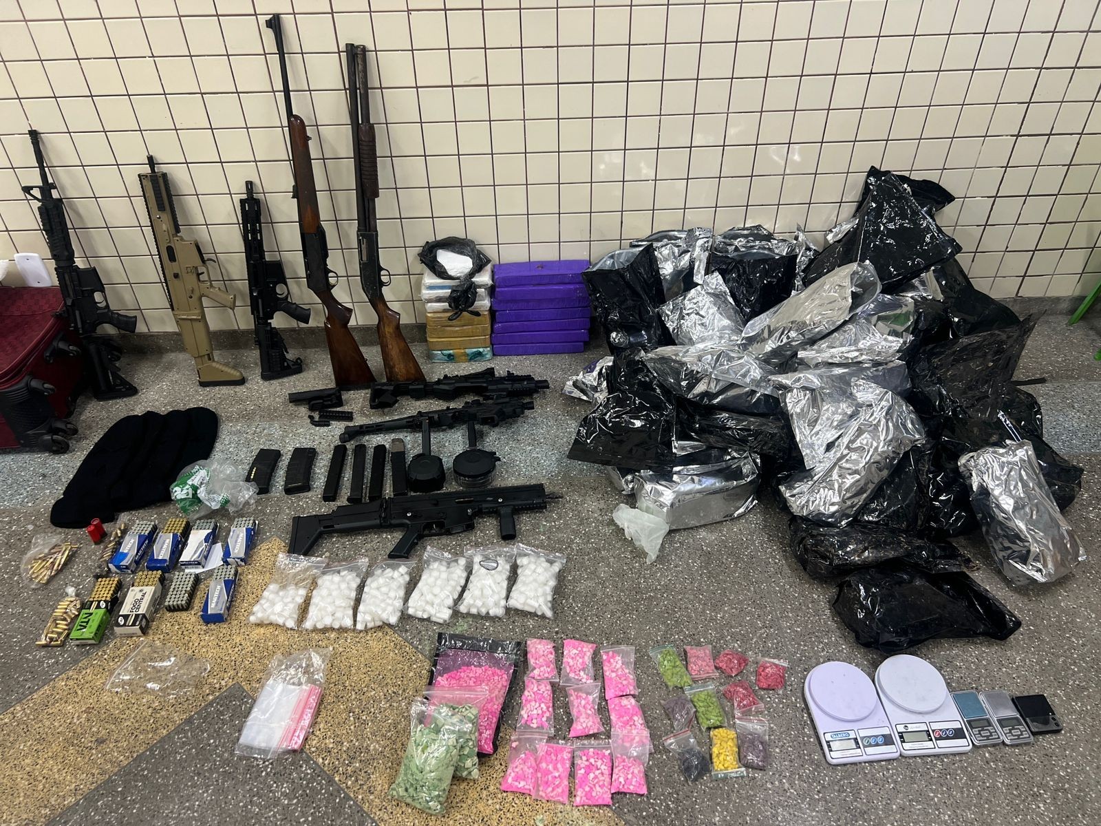 Ação policial termina com apreensão de fuzil, submetralhadoras, espingarda e rifle na Região Metropolitana de Salvador