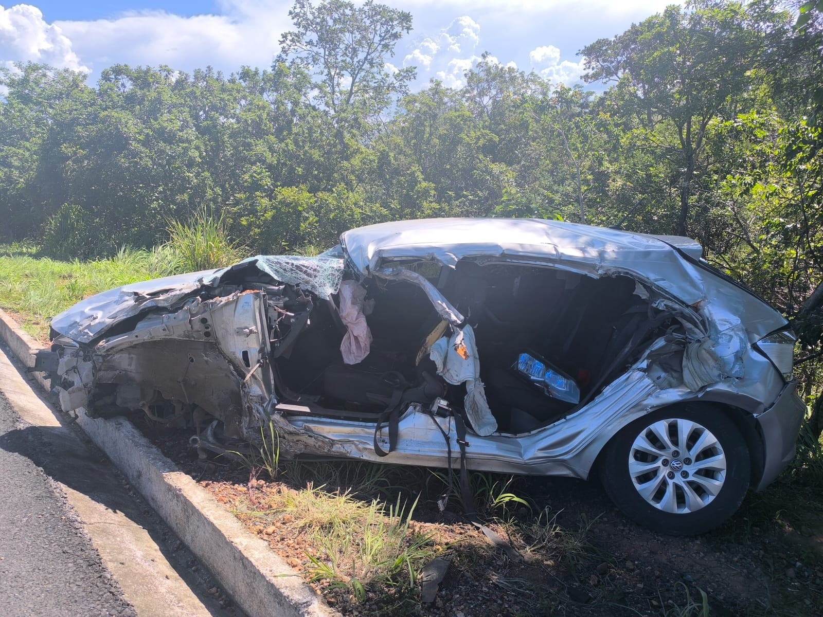 Acidente entre caminhão, carro e carreta com carga superdimensionada deixa dois feridos na BR-135 