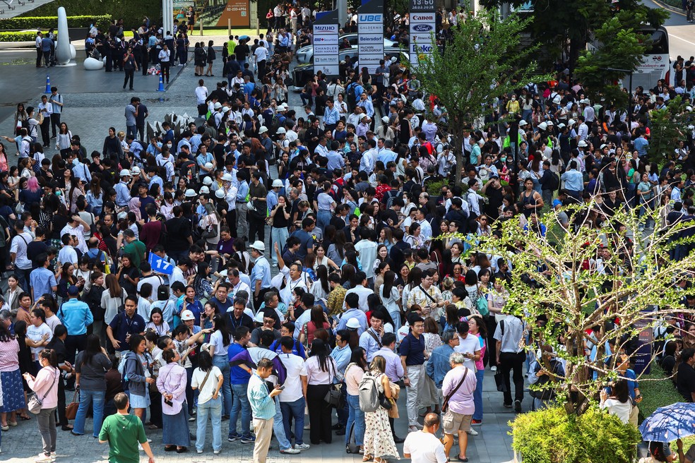 Pessoas evacuadas no Centro de Bankok, capital da Tailândia, após tremores cuasados por terremoto em Myanmar — Foto: Reuters