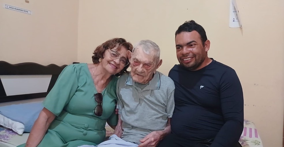 Cearense apontado como homem mais velho do mundo com a famlia em Apuiars, no interior do estado.  Foto: Arquivo familiar