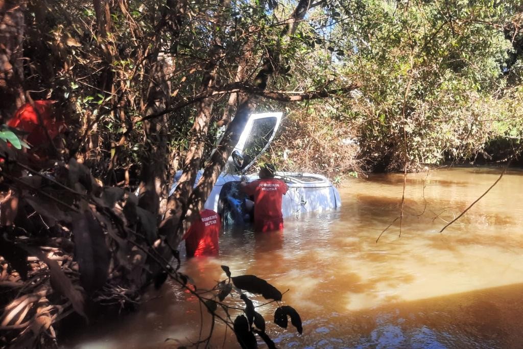 Duas pessoas morrem após carro despencar de ponte de 4 metros de altura sobre rio de MT