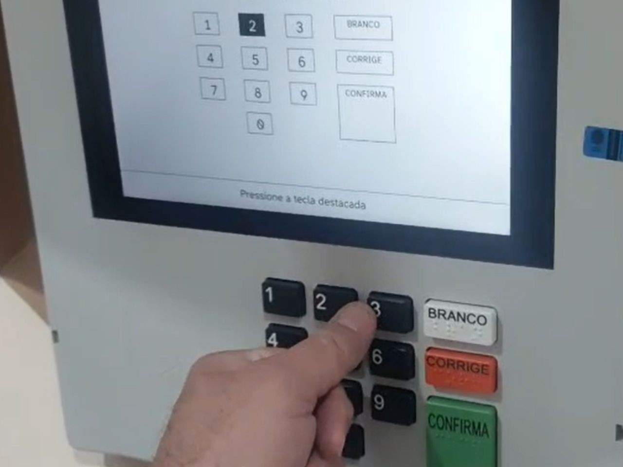 Eleições em Mato Grosso do Sul: Urna eletrônica tem teclas coladas em Chapadão do Sul